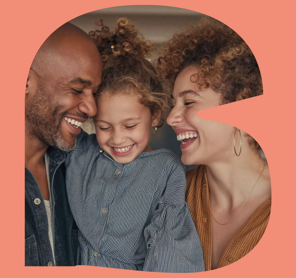 Une famille souriante, l’assurance de la vraie vie