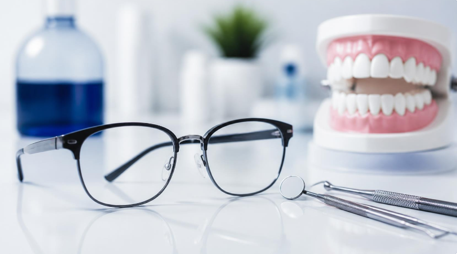 Lunettes modernes et modèle dentaire professionnel - Top mutuelle santé optique et dentaire 2026